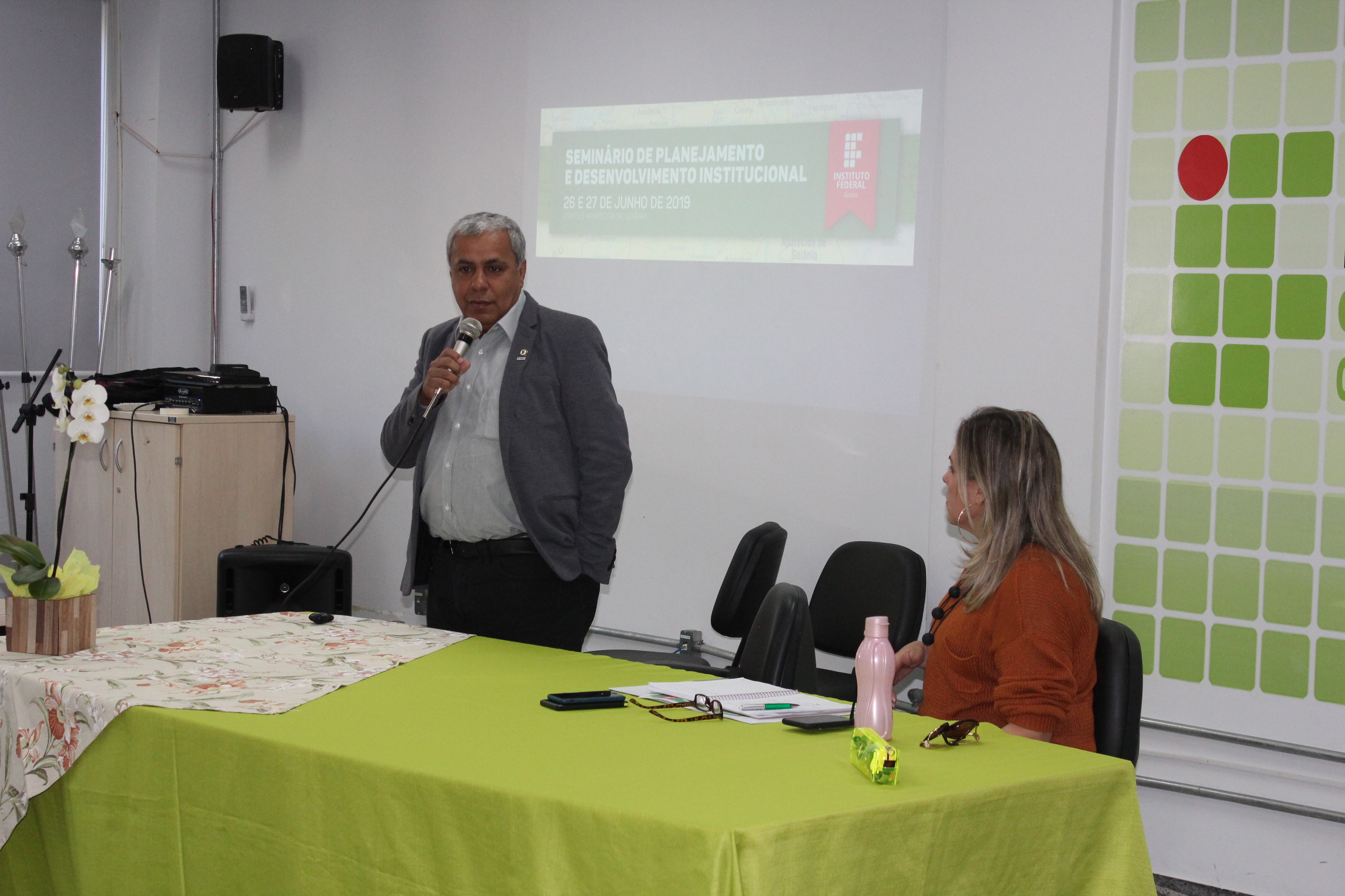 Reitor apresenta dados da Rede Federal. Ao lado, a diretora-geral do Câmpus Aparecida Reitor apresenta dados da Rede Federal. Ao lado, a diretora-geral do Câmpus Aparecida